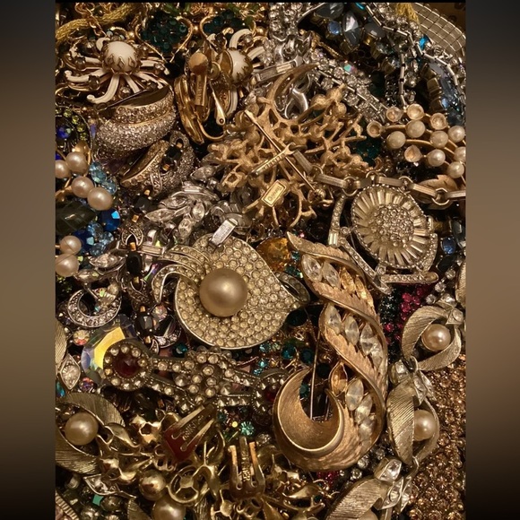 1 LB Vtg costume Jewelry Lot~ HIGH END Silver Gold, Pearls, Rhinestones Bling - Picture 9 of 9